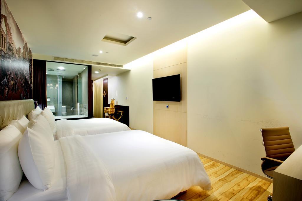Fx Hotel Tainan Exterior photo